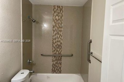 House in Fort Lauderdale, Florida 241.82 sq.m. № 2086589 - photo 11