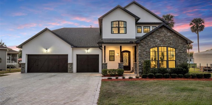 House in Geneva, Florida 4 bedrooms, 358.42 sq.m. № 1724049