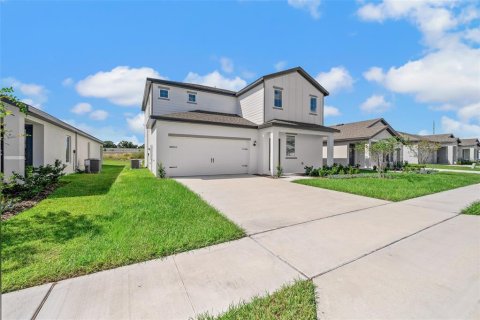 House in Poinciana, Florida 5 bedrooms, 208.47 sq.m. № 2218640 - photo 3