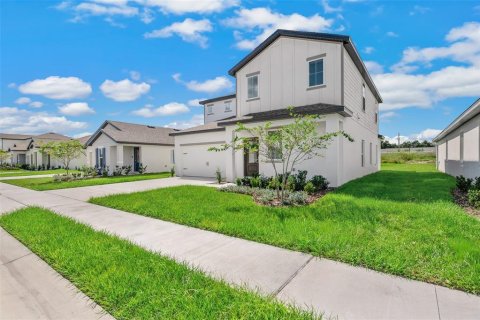 House in Poinciana, Florida 5 bedrooms, 208.47 sq.m. № 2218640 - photo 2