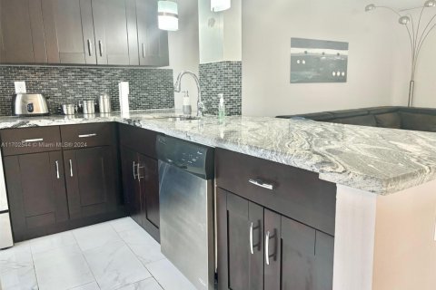 Condominio en venta en Hallandale Beach, Florida, 2 dormitorios, 95.41 m2 № 2023157 - foto 2