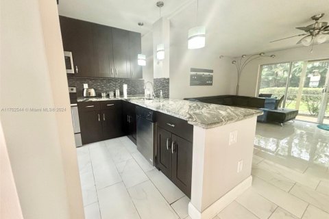 Кондоминиум с 2 спальнями в Халландейл-Бич, Флорида № 2023157