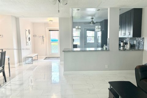 Condominio en venta en Hallandale Beach, Florida, 2 dormitorios, 95.41 m2 № 2023157 - foto 7
