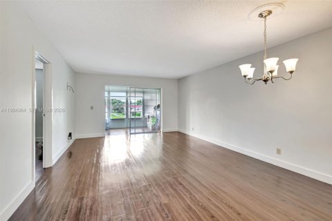 Condo in Delray Beach, Florida, 2 bedrooms № 2244269 - photo 8