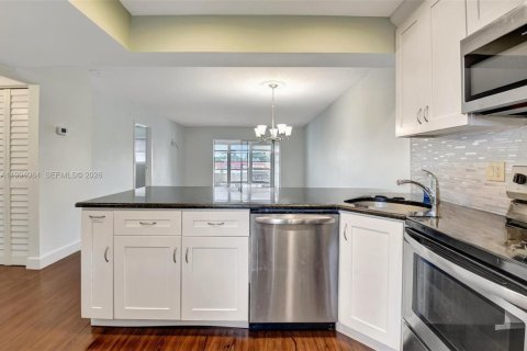 Condo in Delray Beach, Florida, 2 bedrooms № 2244269 - photo 5