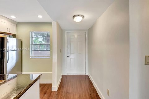 Condo in Delray Beach, Florida, 2 bedrooms № 2244269 - photo 2