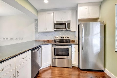 Condo in Delray Beach, Florida, 2 bedrooms № 2244269 - photo 4