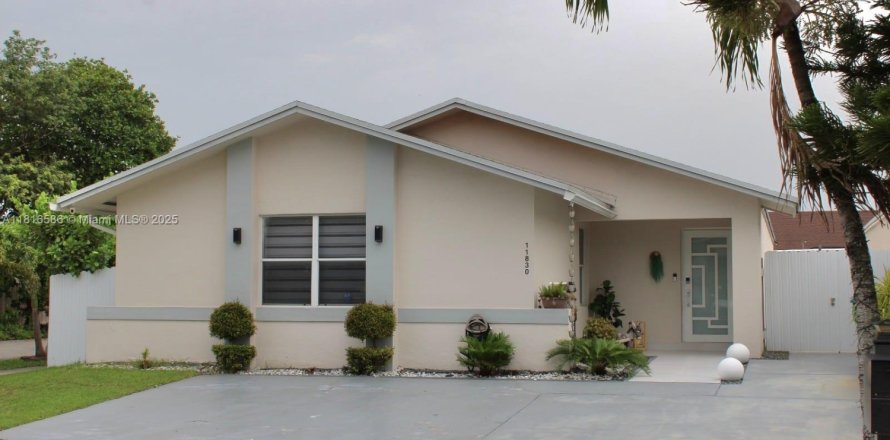House in Miami, Florida 3 bedrooms, 120.87 sq.m. № 1770643