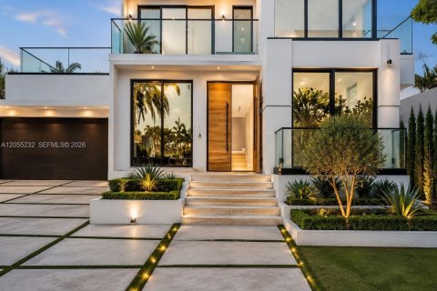 House in Miami Beach, Florida 4 bedrooms, 357.67 sq.m. № 2189347