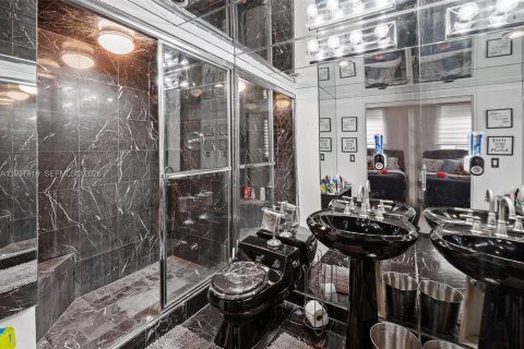 Купить кондоминиум в Бэл-Харбор, Флорида 2 спальни, 121.61м2, № 2053694 - фото 21