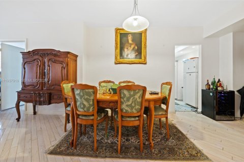 Купить кондоминиум в Бэл-Харбор, Флорида 2 спальни, 121.61м2, № 2053694 - фото 4