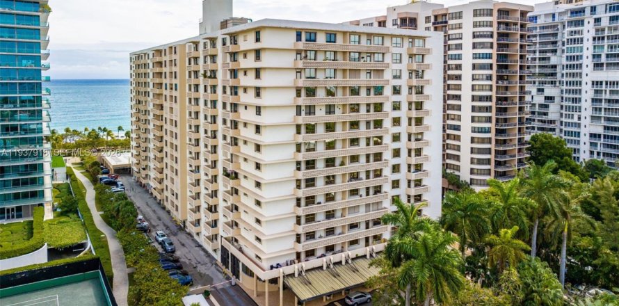 Кондоминиум с 2 спальнями в Бэл-Харбор, Флорида № 2053694