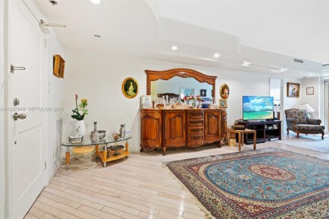 Купить кондоминиум в Бэл-Харбор, Флорида 2 спальни, 121.61м2, № 2053694 - фото 3