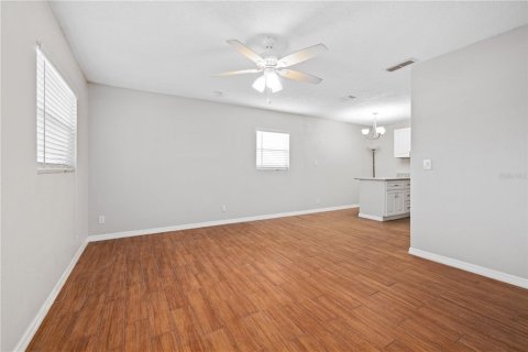 House in Tampa, Florida 4 bedrooms, 144.93 sq.m. № 1912297 - photo 3