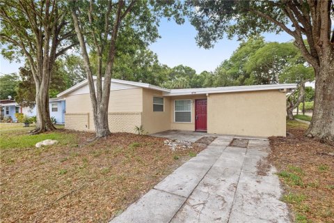 House in Tampa, Florida 4 bedrooms, 144.93 sq.m. № 1912297 - photo 1