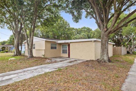 House in Tampa, Florida 4 bedrooms, 144.93 sq.m. № 1912297 - photo 2