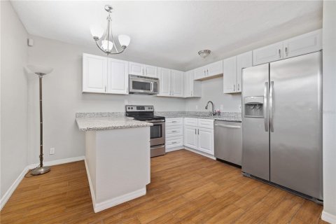 House in Tampa, Florida 4 bedrooms, 144.93 sq.m. № 1912297 - photo 4