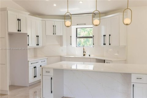 House in Lehigh Acres, Florida 4 bedrooms, 194.82 sq.m. № 2186254 - photo 6