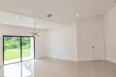 House in Lehigh Acres, Florida 4 bedrooms, 194.82 sq.m. № 2186254 - photo 7