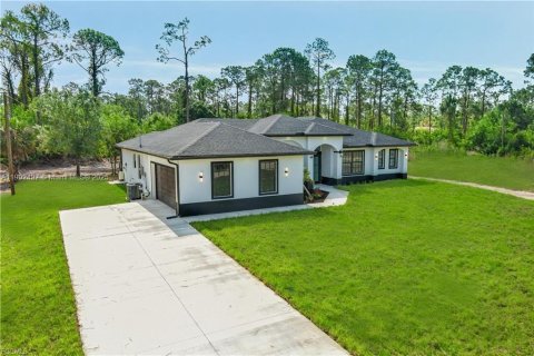 House in Lehigh Acres, Florida 4 bedrooms, 194.82 sq.m. № 2186254 - photo 2