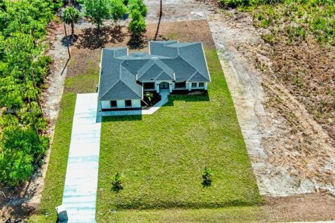 House in Lehigh Acres, Florida 4 bedrooms, 194.82 sq.m. № 2186254 - photo 25