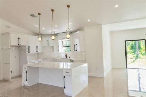 House in Lehigh Acres, Florida 4 bedrooms, 194.82 sq.m. № 2186254 - photo 10