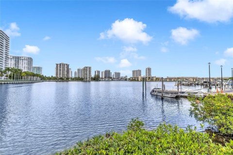 Condominio en alquiler en Aventura, Florida, 2 dormitorios, 116.87 m2 № 2083233 - foto 3
