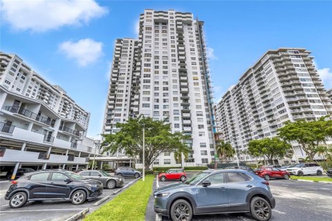 Condominio en alquiler en Aventura, Florida, 2 dormitorios, 116.87 m2 № 2083233 - foto 2