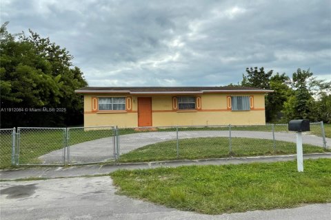 Купить виллу или дом в Хомстед, Флорида 3 спальни, 98.1м2, № 1968017 - фото 1