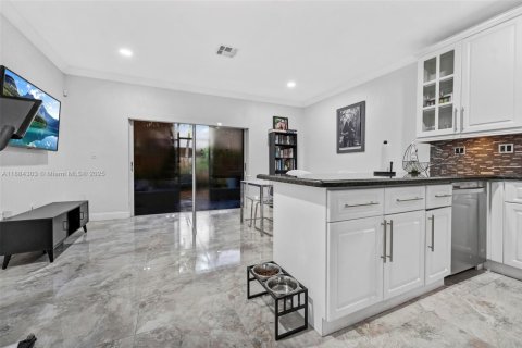 Touwnhouse à vendre à Miami Lakes, Floride: 2 chambres, 117.06 m2 № 1930264 - photo 11