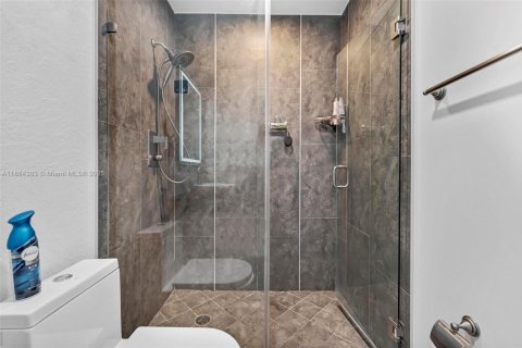 Touwnhouse à vendre à Miami Lakes, Floride: 2 chambres, 117.06 m2 № 1930264 - photo 16