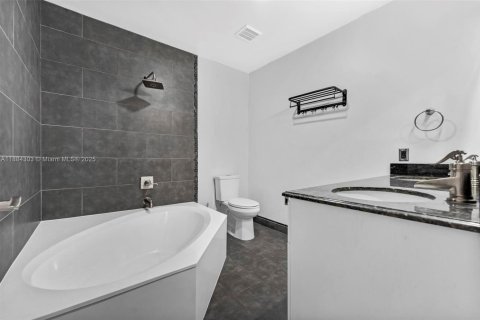 Touwnhouse à vendre à Miami Lakes, Floride: 2 chambres, 117.06 m2 № 1930264 - photo 21