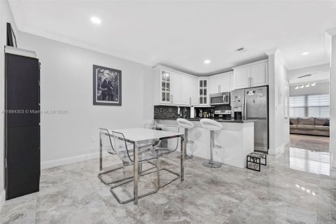 Touwnhouse à vendre à Miami Lakes, Floride: 2 chambres, 117.06 m2 № 1930264 - photo 5
