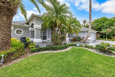 House in Jensen Beach, Florida 5 bedrooms, 292.92 sq.m. № 2241462 - photo 4