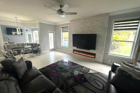 House in Jensen Beach, Florida 5 bedrooms, 292.92 sq.m. № 2241462 - photo 18