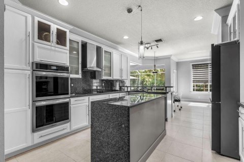 House in Jensen Beach, Florida 5 bedrooms, 292.92 sq.m. № 2241462 - photo 10