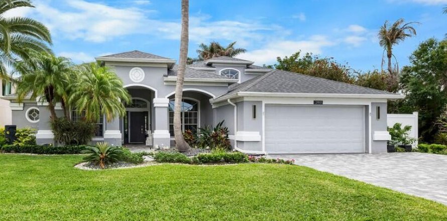 House in Jensen Beach, Florida 5 bedrooms, 292.92 sq.m. № 2241462