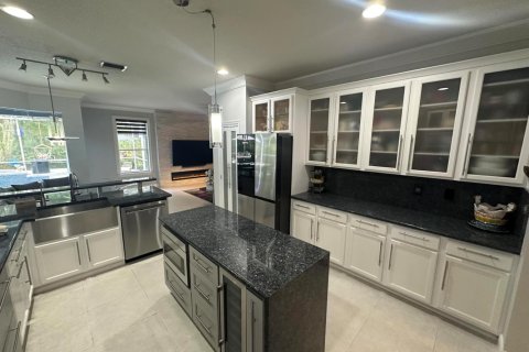 House in Jensen Beach, Florida 5 bedrooms, 292.92 sq.m. № 2241462 - photo 14
