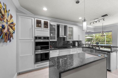 House in Jensen Beach, Florida 5 bedrooms, 292.92 sq.m. № 2241462 - photo 11