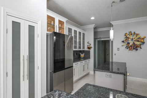 House in Jensen Beach, Florida 5 bedrooms, 292.92 sq.m. № 2241462 - photo 13