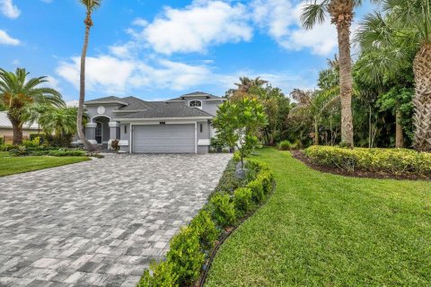 House in Jensen Beach, Florida 5 bedrooms, 292.92 sq.m. № 2241462 - photo 2