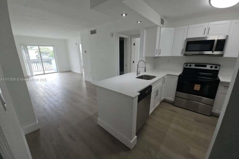 Снять в аренду квартиру в Майами-Бич, Флорида 2 спальни, 102.19м2, № 1968969 - фото 1