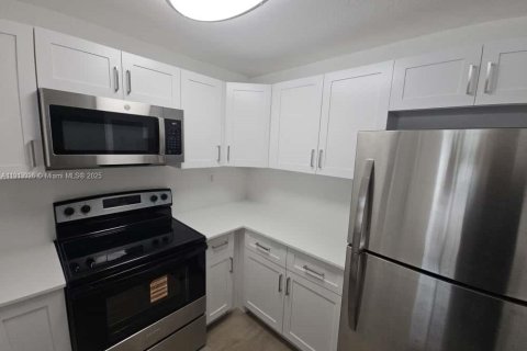 Снять в аренду квартиру в Майами-Бич, Флорида 2 спальни, 102.19м2, № 1968969 - фото 3