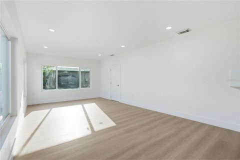 Casa en venta en Saint Petersburg, Florida, 3 dormitorios, 183.02 m2 № 2220337 - foto 9