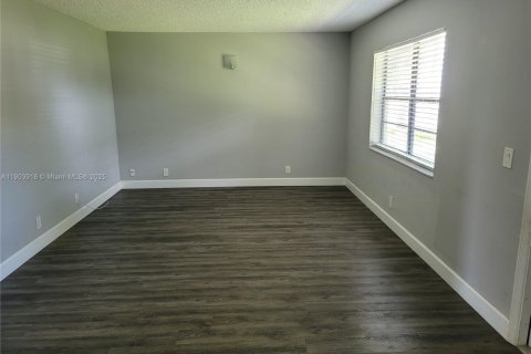 Снять в аренду кондоминиум в Дания-Бич, Флорида 2 спальни, 86.68м2, № 1956340 - фото 2