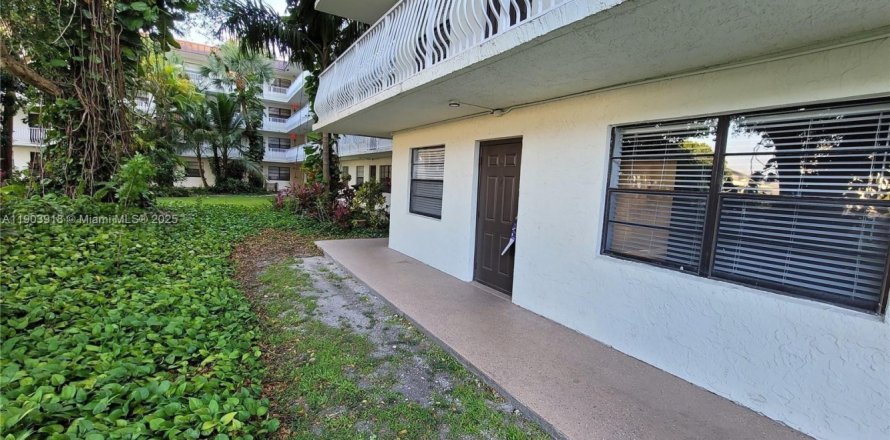 Кондоминиум с 2 спальнями в Дания-Бич, Флорида № 1956340