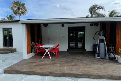 House in West Palm Beach, Florida 3 bedrooms, 102.94 sq.m. № 53564 - photo 1