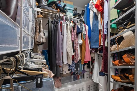 Condo in Sunrise, Florida, 2 bedrooms  № 2003025 - photo 16