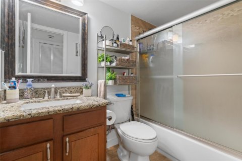 Condo in Sunrise, Florida, 2 bedrooms  № 2003025 - photo 23