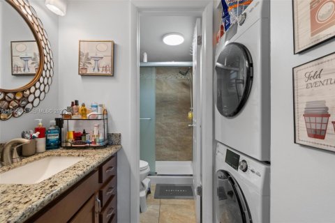 Condo in Sunrise, Florida, 2 bedrooms  № 2003025 - photo 17